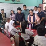 Wakil Kepala I Badan Percepatan Pengentasan Kemiskinan (Waka I BPPK), Nanik Sudaryati Deyang dan jajaran bersama Direktur Yayasan Gerakan Solidaritas Nasional (GSN), Mayjen (Purn) Firman Dahlan saat meninjau pelaksanaan Makan Bergizi Gratis (MBG) di SDN Sukatani 4, Kecamatan Tapos, Kota Depok, pada Jumat (24/1/2025). Foto: Joesvicar Iqbal/ipol.id