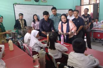 Wakil Kepala I Badan Percepatan Pengentasan Kemiskinan (Waka I BPPK), Nanik Sudaryati Deyang dan jajaran bersama Direktur Yayasan Gerakan Solidaritas Nasional (GSN), Mayjen (Purn) Firman Dahlan saat meninjau pelaksanaan Makan Bergizi Gratis (MBG) di SDN Sukatani 4, Kecamatan Tapos, Kota Depok, pada Jumat (24/1/2025). Foto: Joesvicar Iqbal/ipol.id