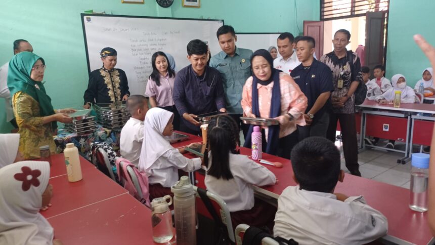 Wakil Kepala I Badan Percepatan Pengentasan Kemiskinan (Waka I BPPK), Nanik Sudaryati Deyang dan jajaran bersama Direktur Yayasan Gerakan Solidaritas Nasional (GSN), Mayjen (Purn) Firman Dahlan saat meninjau pelaksanaan Makan Bergizi Gratis (MBG) di SDN Sukatani 4, Kecamatan Tapos, Kota Depok, pada Jumat (24/1/2025). Foto: Joesvicar Iqbal/ipol.id