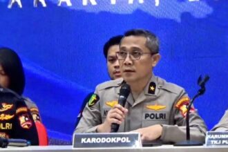 Karodokpol Pusdokkes Polri, Brigjen Pol Nyoman Eddy memberikan keterangan Tim Disaster Victim Identification (DVI) Polri berhasil mengidentifikasi tiga jenazah korban kebakaran Glodok Plaza, Jakarta Barat, pada Jumat (24/1/2025). Foto: Dok/ipol.id