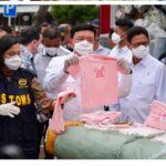 Menkopolkam, Budi Gunawan saat melakukan pengecekan penyelundupan barang ilegal. Foto: Humas Kemenkopolkam