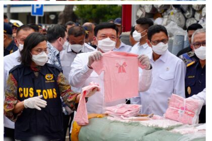 Menkopolkam, Budi Gunawan saat melakukan pengecekan penyelundupan barang ilegal. Foto: Humas Kemenkopolkam