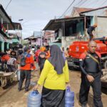 Distribusi air bersih dilakukan oleh Badan Penanggulangan Bencana Daerah (BPBD) dan Dinas Sosial Kabupaten Mamuju, Senin (27/1/2025) siang. Foto: BPBD Kabupaten Mamuju