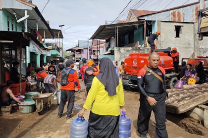 Distribusi air bersih dilakukan oleh Badan Penanggulangan Bencana Daerah (BPBD) dan Dinas Sosial Kabupaten Mamuju, Senin (27/1/2025) siang. Foto: BPBD Kabupaten Mamuju
