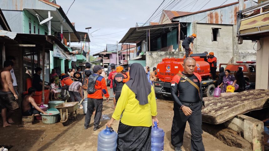 Distribusi air bersih dilakukan oleh Badan Penanggulangan Bencana Daerah (BPBD) dan Dinas Sosial Kabupaten Mamuju, Senin (27/1/2025) siang. Foto: BPBD Kabupaten Mamuju