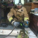 Petugas Damkar mengamankan selang regulator kompor gas yang bocor jadi pemicu kebakaran di dapur rumah milik Atih di Jalan Bojong Indah Raya, RT 005/06, Kelurahan Pondok Kelapa, Kecamatan Duren Sawit, Jakarta Timur, Senin (27/1/2025). Foto: Ist