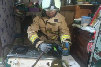 Petugas Damkar mengamankan selang regulator kompor gas yang bocor jadi pemicu kebakaran di dapur rumah milik Atih di Jalan Bojong Indah Raya, RT 005/06, Kelurahan Pondok Kelapa, Kecamatan Duren Sawit, Jakarta Timur, Senin (27/1/2025). Foto: Ist