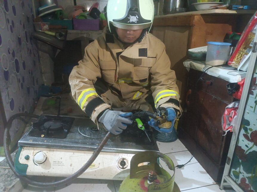 Petugas Damkar mengamankan selang regulator kompor gas yang bocor jadi pemicu kebakaran di dapur rumah milik Atih di Jalan Bojong Indah Raya, RT 005/06, Kelurahan Pondok Kelapa, Kecamatan Duren Sawit, Jakarta Timur, Senin (27/1/2025). Foto: Ist