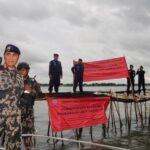 Dirjen PSDKP KPP, terjun mengamankan pagsr laut misterius di pesisir Kabupaten Tangerang Banten. Foto: dok KKP