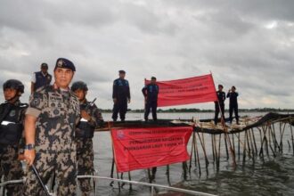 Dirjen PSDKP KPP, terjun mengamankan pagsr laut misterius di pesisir Kabupaten Tangerang Banten. Foto: dok KKP