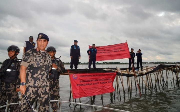 Dirjen PSDKP KPP, terjun mengamankan pagsr laut misterius di pesisir Kabupaten Tangerang Banten. Foto: dok KKP