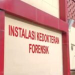 etugas Instalasi Kedokteran Forensik Rumah Sakit (RS) Polri Kramat Jati, Jakarta Timur, melakukan identifikasi jenazah korban kebakaran Glodok Plaza, Jakarta Barat, Minggu (19/1/2025). Foto: Ist