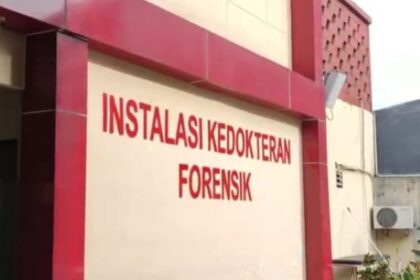 etugas Instalasi Kedokteran Forensik Rumah Sakit (RS) Polri Kramat Jati, Jakarta Timur, melakukan identifikasi jenazah korban kebakaran Glodok Plaza, Jakarta Barat, Minggu (19/1/2025). Foto: Ist