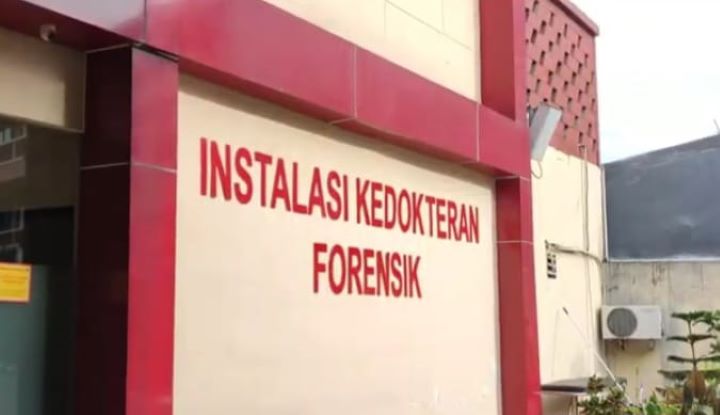 etugas Instalasi Kedokteran Forensik Rumah Sakit (RS) Polri Kramat Jati, Jakarta Timur, melakukan identifikasi jenazah korban kebakaran Glodok Plaza, Jakarta Barat, Minggu (19/1/2025). Foto: Ist