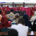 Kepala Badan Nasional Penanggulangan Bencana (BNPB) Suharyanto (Baju hijau rompi hijau) memimpin rapat koordinasi (rakor) percepatan penanganan darurat bencana Kabupaten Grobogan dan Kabupaten Demak di Pendopo Bupati Grobogan, Jawa Tengah, pada Kamis (23/1/2025). Foto: BNPB