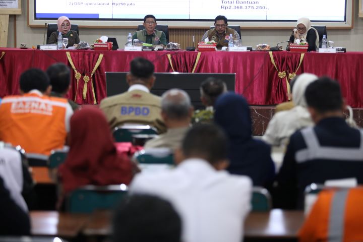 Kepala Badan Nasional Penanggulangan Bencana (BNPB) Suharyanto (Baju hijau rompi hijau) memimpin rapat koordinasi (rakor) percepatan penanganan darurat bencana Kabupaten Grobogan dan Kabupaten Demak di Pendopo Bupati Grobogan, Jawa Tengah, pada Kamis (23/1/2025). Foto: BNPB