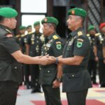 Kepala Staf Angkatan Darat (Kasad), Jenderal TNI Maruli Simanjuntak, saat memimpin acara Serah Terima Jabatan (Sertijab) Pangdam XVIII/Kasuari, di Markas Besar Angkatan Darat (Mabesad), Jakarta, Jumat (24/1/2025). Foto: Dispenad