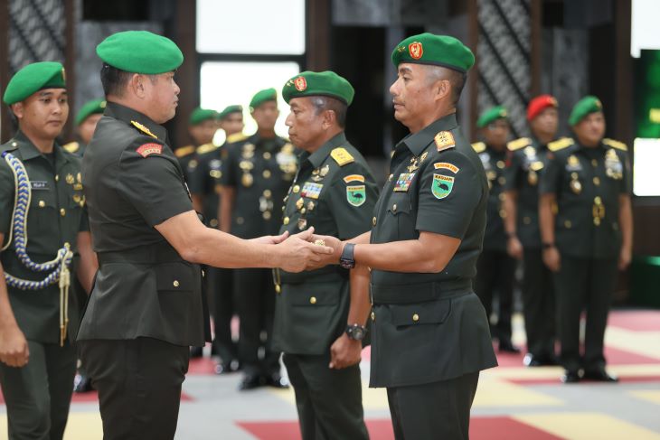 Kepala Staf Angkatan Darat (Kasad), Jenderal TNI Maruli Simanjuntak, saat memimpin acara Serah Terima Jabatan (Sertijab) Pangdam XVIII/Kasuari, di Markas Besar Angkatan Darat (Mabesad), Jakarta, Jumat (24/1/2025). Foto: Dispenad