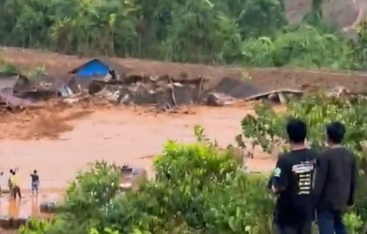 Kondisi banjir bandang di Kabupaten Morowali Utara, Provinsi Sulawesi Tengah, pada Jumat (3/1/2025). Foto: BPBD Kabupaten Morowali Utara