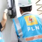 Ilustrasi petugas teknik PLN melakukan penambahan daya listrik rumah milik pelanggan. Foto: Dok PLN