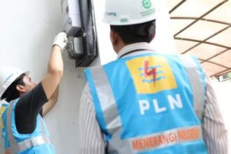 Ilustrasi petugas teknik PLN melakukan penambahan daya listrik rumah milik pelanggan. Foto: Dok PLN