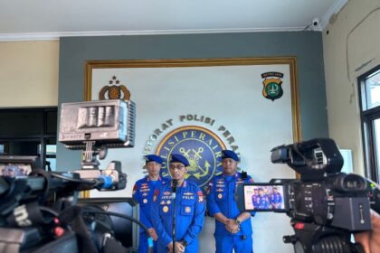 Dirpolairud Polda Metro Jaya Kombes Joko Sadono (tengah) dalam jumpa pers di Gedung Satuan Patroli Polairud Polda Metro Jaya, Jakarta Utara, Senin (27/1/2025). Foto: Dok Ditpolairud