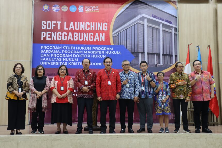 Rektor UKI Dhaniswara K. Harjono bersama para Dekan dan Wakil Rektor saat acara digelar. Foto: dok humas