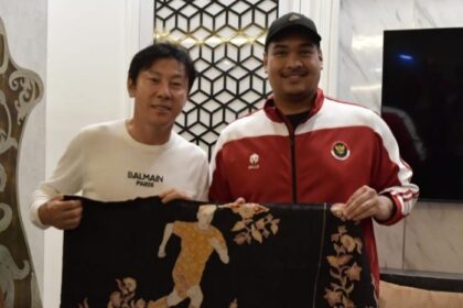 Mantan pelatih Timnas Indonesia Shin Tae-yong mengunjungi kediaman Menteri Pemuda dan Olahraga Dito Ariotedjo di Jl. Denpasar Raya, Jakarta, Minggu (26/1/2025). Foto: Kemenpora