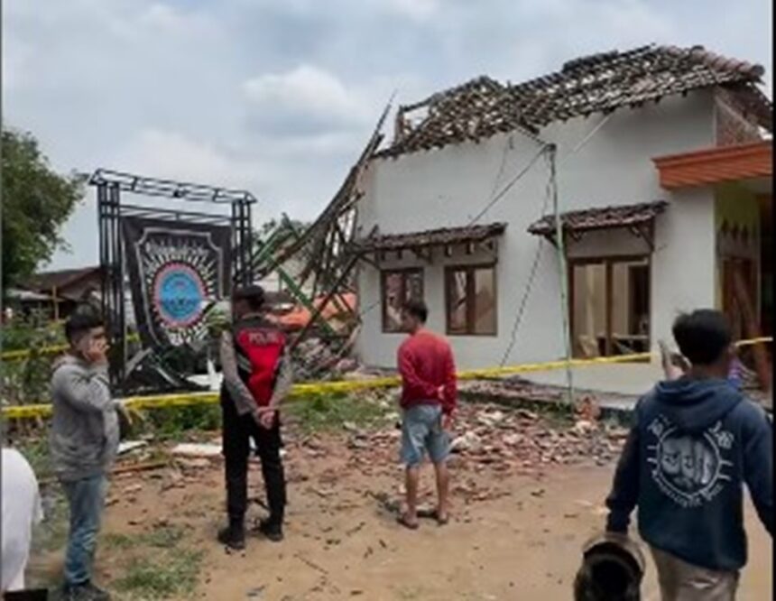 Kondisi rumah di Mojokerto hancur akibat ledakan. Foto: Instagram @updatemojokerto