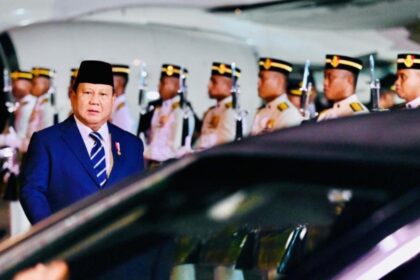 Presiden Prabowo Subianto, tiba di Pangkalan Tentera Udara Diraja Malaysia Subang, pada Senin (27/1/2025). Foto: BPMI Setpres