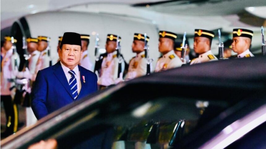 Presiden Prabowo Subianto, tiba di Pangkalan Tentera Udara Diraja Malaysia Subang, pada Senin (27/1/2025). Foto: BPMI Setpres