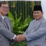 Presiden Prabowo Subianto berjabat tangan dengan Perdana Menteri Jepang Shigeru Ishiba setelah keduanya menyampaikan pernyataan hasil pertemuan di Istana Kepresidenan Bogor, Sabtu (11/1/2025). Foto: ipol.id