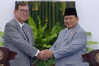 Presiden Prabowo Subianto berjabat tangan dengan Perdana Menteri Jepang Shigeru Ishiba setelah keduanya menyampaikan pernyataan hasil pertemuan di Istana Kepresidenan Bogor, Sabtu (11/1/2025). Foto: ipol.id