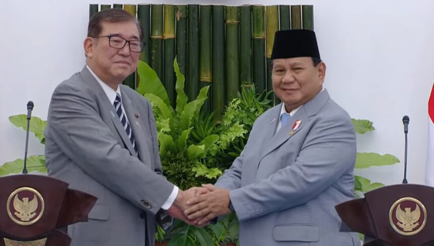 Presiden Prabowo Subianto berjabat tangan dengan Perdana Menteri Jepang Shigeru Ishiba setelah keduanya menyampaikan pernyataan hasil pertemuan di Istana Kepresidenan Bogor, Sabtu (11/1/2025). Foto: ipol.id