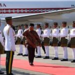 Presiden Prabowo Subianto tiba di Bunga Raya Complex, Bandara Internasional Kuala Lumpur, Malaysia, Kamis (9/1/2025) Foto: BPMI Setpres