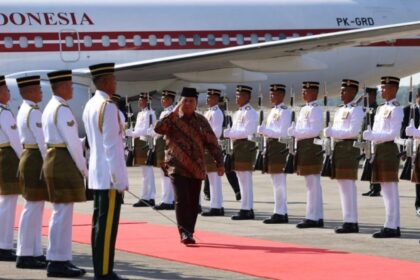 Presiden Prabowo Subianto tiba di Bunga Raya Complex, Bandara Internasional Kuala Lumpur, Malaysia, Kamis (9/1/2025) Foto: BPMI Setpres