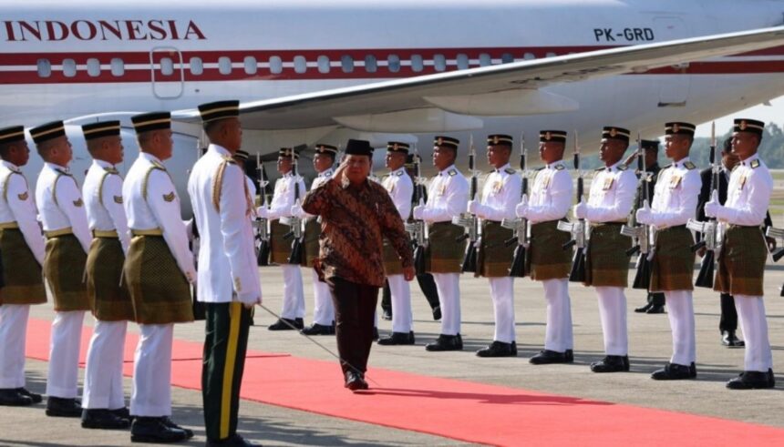 Presiden Prabowo Subianto tiba di Bunga Raya Complex, Bandara Internasional Kuala Lumpur, Malaysia, Kamis (9/1/2025) Foto: BPMI Setpres