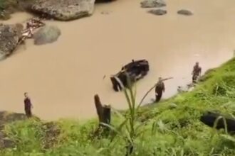 Mobil pikap terjun ke sungai di Kebumen,, Minggu (5/1/2025). Foto: Ist