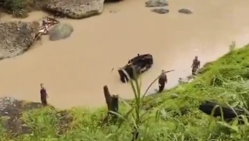 Mobil pikap terjun ke sungai di Kebumen,, Minggu (5/1/2025). Foto: Ist