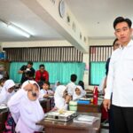 Wapres Gibran Rakabuming meninjau uji coba program Makan Bergizi Gratis di SDN Slipi 15 dan SLBN 5 Jakarta. Foto: dok. Wapres