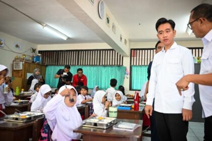 Wapres Gibran Rakabuming meninjau uji coba program Makan Bergizi Gratis di SDN Slipi 15 dan SLBN 5 Jakarta. Foto: dok. Wapres