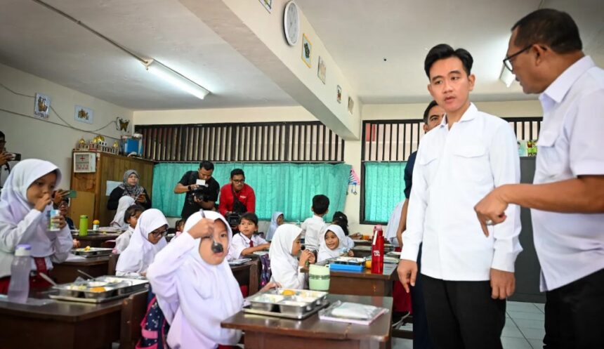 Wapres Gibran Rakabuming meninjau uji coba program Makan Bergizi Gratis di SDN Slipi 15 dan SLBN 5 Jakarta. Foto: dok. Wapres