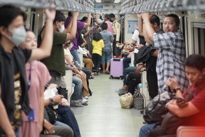 Ilustrasi penumpang LRT Jabedebek. Foto: Instagram @lrt_jabodebek