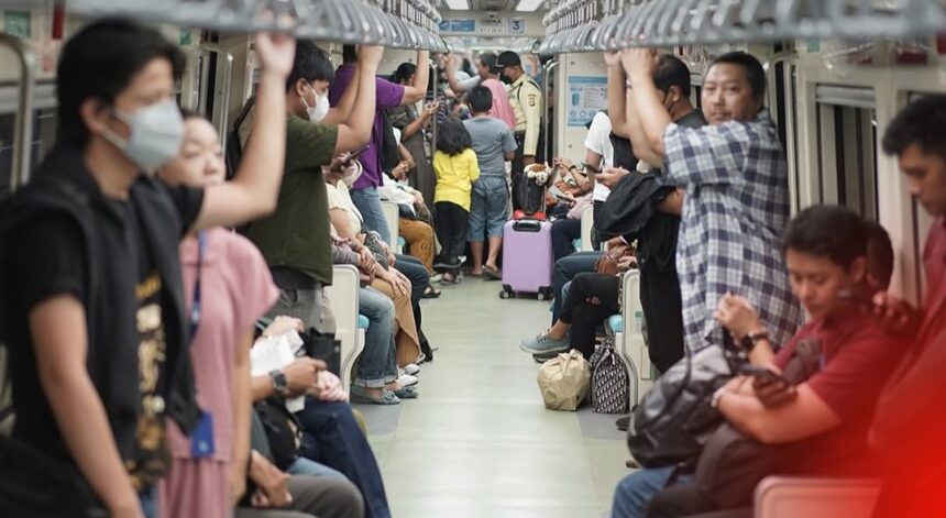 Ilustrasi penumpang LRT Jabedebek. Foto: Instagram @lrt_jabodebek