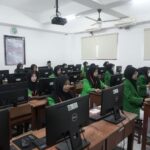 Murid pondok pesantren mengikuti ujian nasional di ponpesnya harini ini. Foto: kemennag