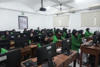 Murid pondok pesantren mengikuti ujian nasional di ponpesnya harini ini. Foto: kemennag