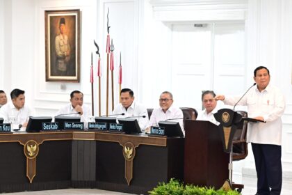 Presiden Prabowo Subianto memberikan pengantar pada Sidang Kabinet Paripurna (SKP), di Ruang Sidang Kabinet, Istana Kepresidenan Jakarta, pada Rabu (22/01/2025). Foto: BPMI Setpres