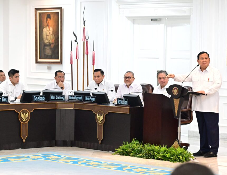 Presiden Prabowo Subianto memberikan pengantar pada Sidang Kabinet Paripurna (SKP), di Ruang Sidang Kabinet, Istana Kepresidenan Jakarta, pada Rabu (22/01/2025). Foto: BPMI Setpres