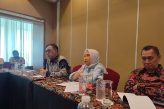 kepala Bappebti Tirta Karma Senjaya (ki) dan Sekretaris Bappebti Olvy Andrianita (tengah) saat konferensi pers di Tangsel Jumat (24/01/2025). Foto: Arif/ipol.id