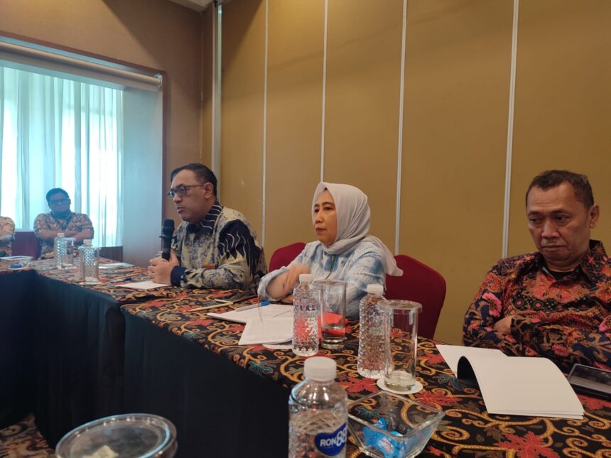 kepala Bappebti Tirta Karma Senjaya (ki) dan Sekretaris Bappebti Olvy Andrianita (tengah) saat konferensi pers di Tangsel Jumat (24/01/2025). Foto: Arif/ipol.id